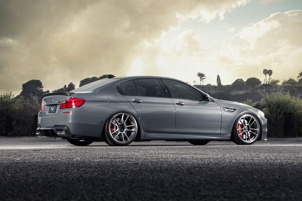 Gris BMW M5 et paysage pittoresque