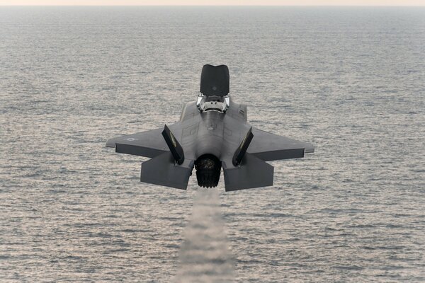 Lockheed martin f-35b Kämpfer über wasser