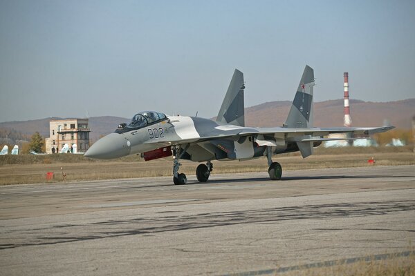 Kampfflugzeug su 35 landete auf dem Flugplatz