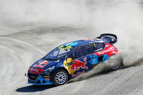 Voiture de sport en dérapage sur la piste de sport