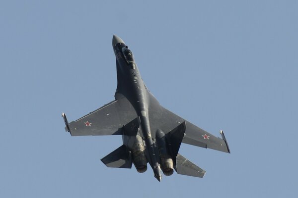 Avión su-35 en el cielo