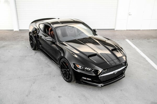 Ford noir rapide comme une Mustang