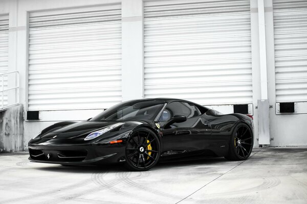 Coche de lujo ferrari en color negro