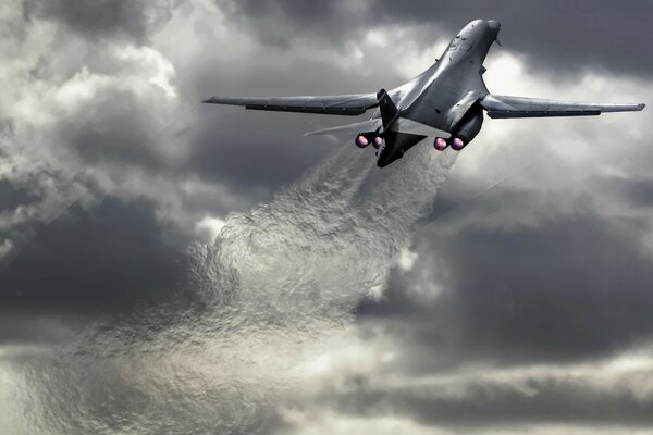 Décollage d un avion militaire supersonique sur fond de ciel gris