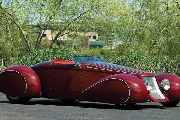 Vecchia decappottabile sportiva di colore rosso