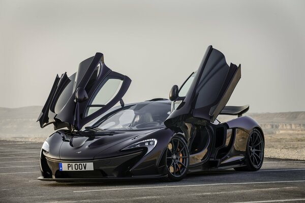 McLaren supercar noir avec portes ouvertes