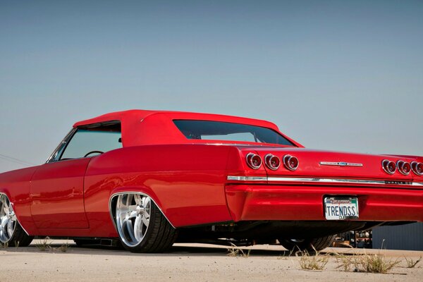 Chevrolet Impala rossa sulla strada