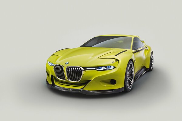 Voiture BMW jaune sur fond transparent