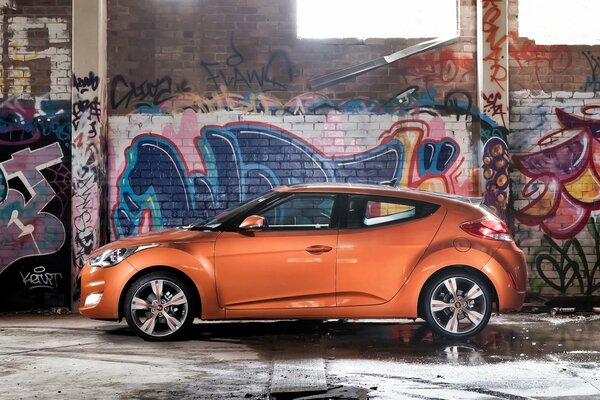 Voiture orange Hyundai vue latérale