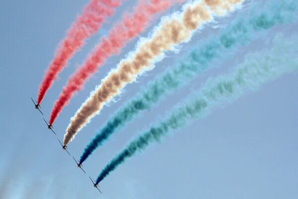 Bellissimo spettacolo di fumo dell aviazione