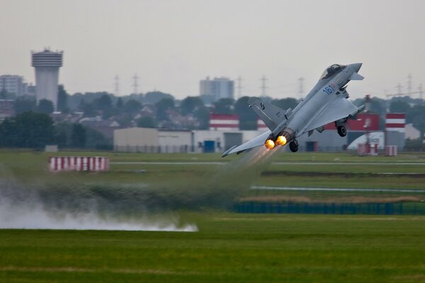 Caliente despegue de un avión en el aeropuerto