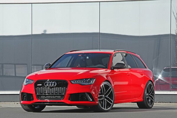 Voiture rouge Audi du modèle RS6