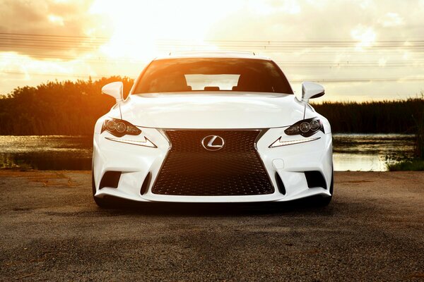 Lexus blanc au coucher du soleil rouge