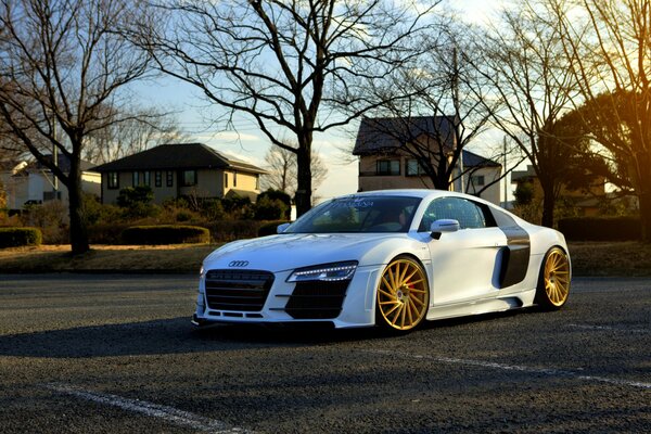 Audi blanco R8 con los discos anaranjados