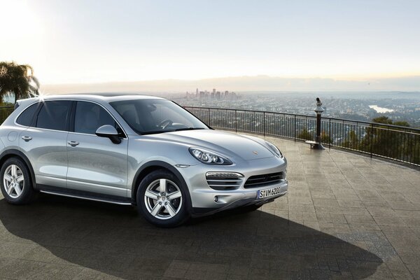 Porsche cayenne en la plataforma de observación