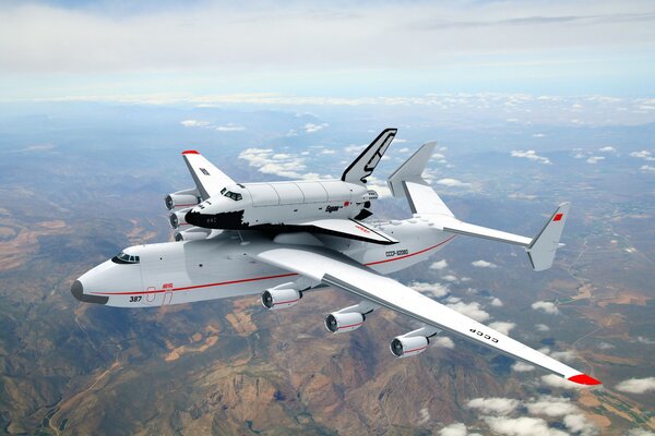 An 225 trasporta il veicolo spaziale Buran