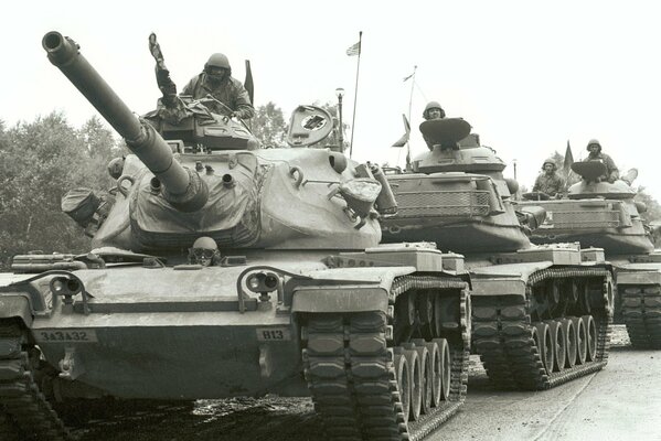 Колонна танков в чернобелом фото