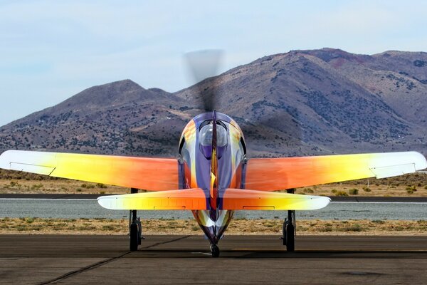 Control de aeronaves, pista de aterrizaje, avión naranja, terreno montañoso