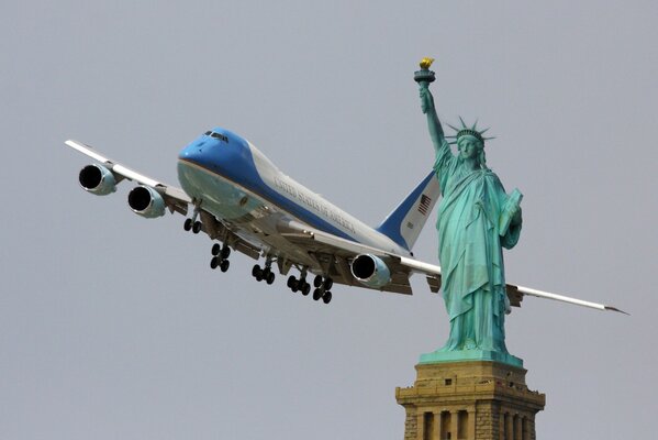 Die Freiheitsstatue, an der das Flugzeug vorbeifliegt