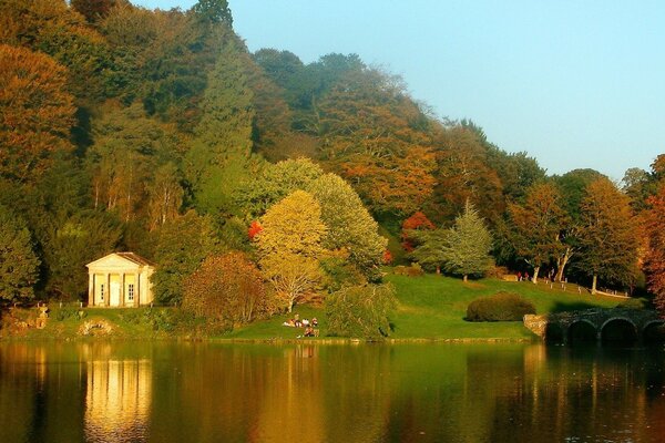 Herbstfarben auf dem Hintergrund eines Bergsees