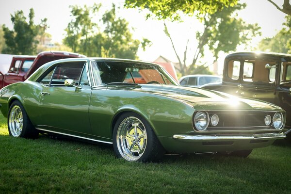 Chevrolet Camaro verde e parcheggio