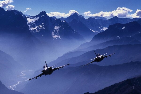 Avion volant sur fond de montagnes bleues