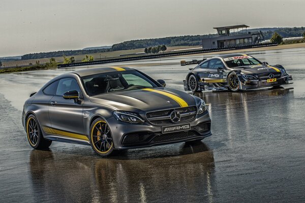 Mercedes coupé compite en karting