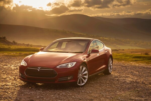 Coche rojo en hermosas montañas