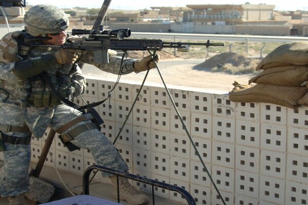 Scharfschütze mit Gewehr in Position