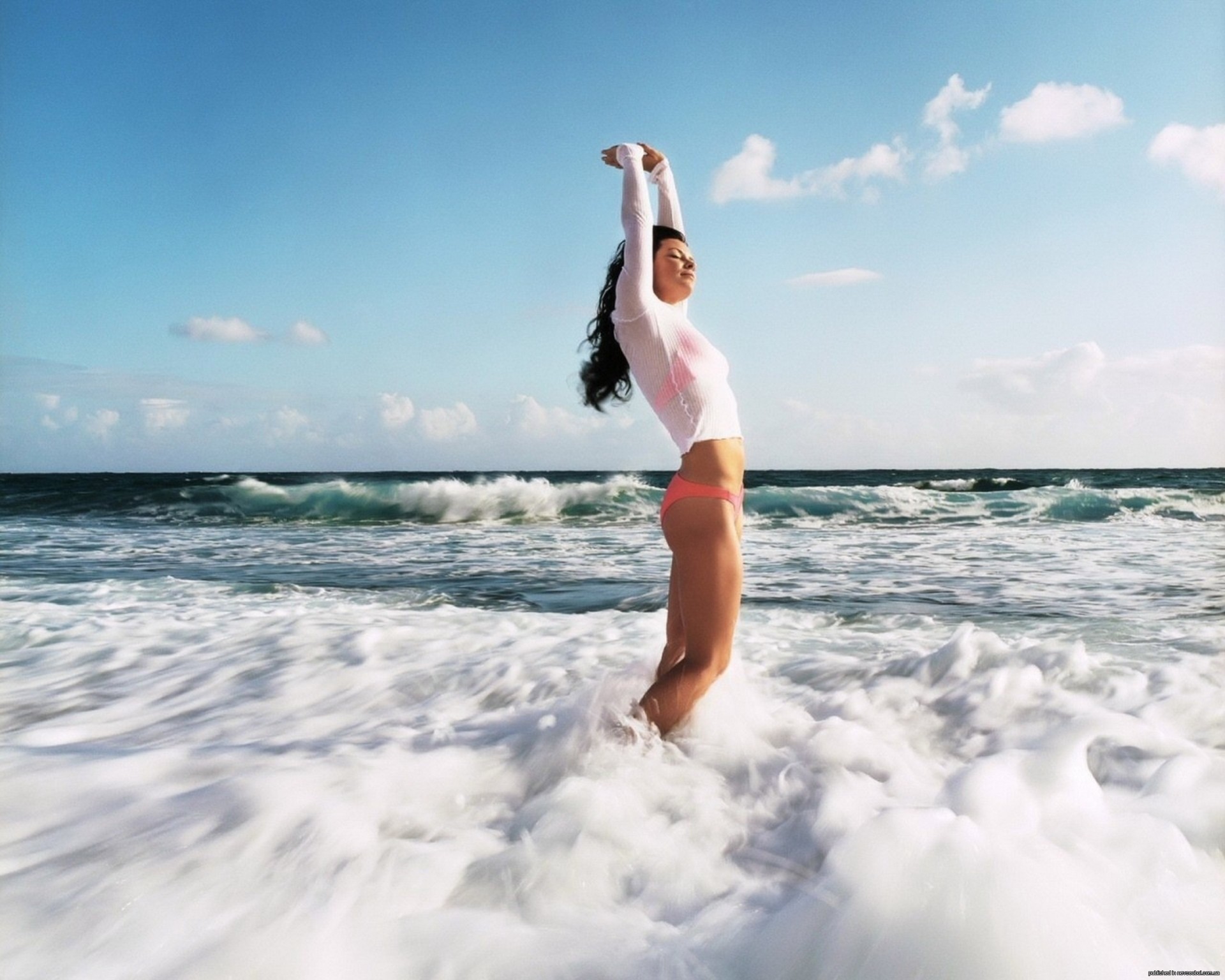 chica camiseta traje de baño onda espuma soleado agua cielo mar arena