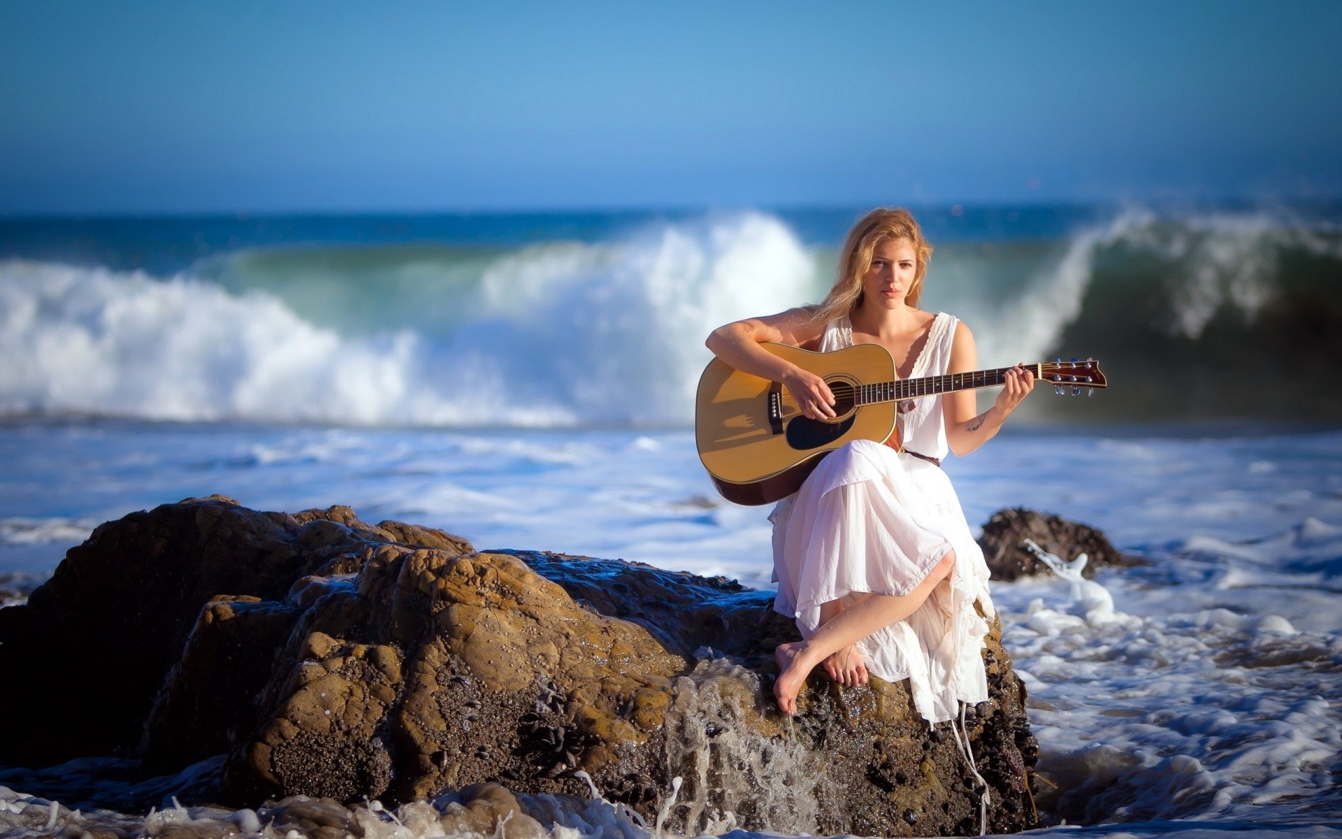 piedras espuma mar chica guitarra