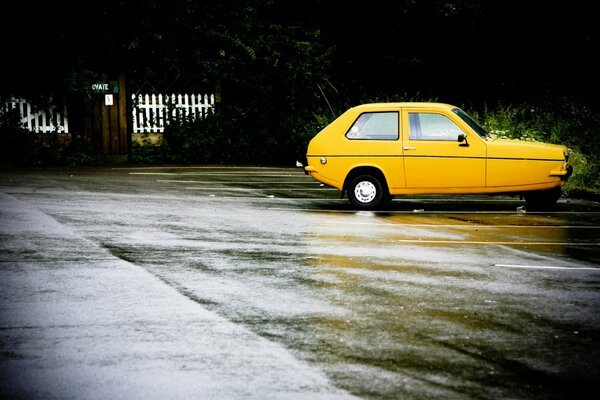 Желтое авто на мокром асфальте