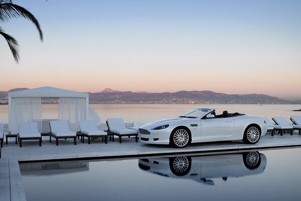 Blanco Bentley junto a la piscina solitario