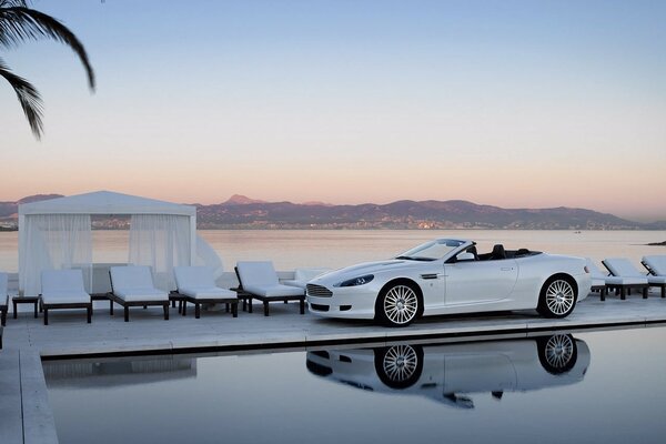 Bianco Bentley a bordo piscina solitario