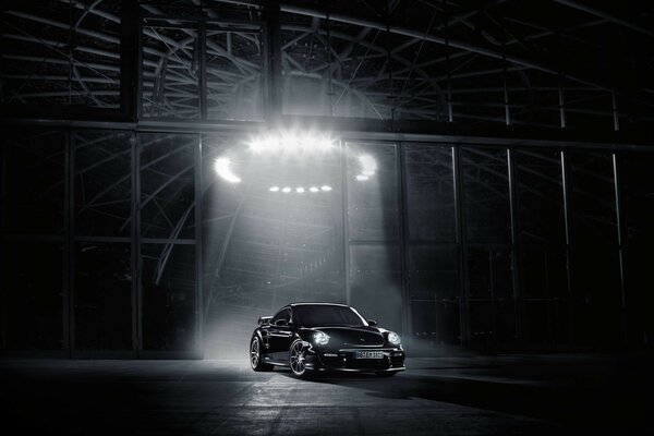 Voiture noire sous la couleur blanche