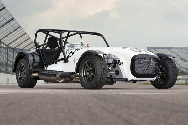 Coche deportivo blanco en el autódromo