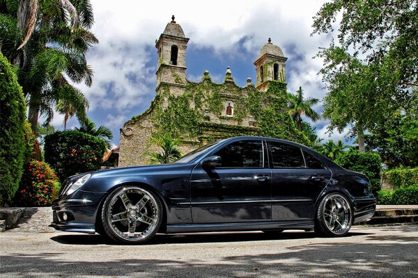 Mercedes noire devant l église