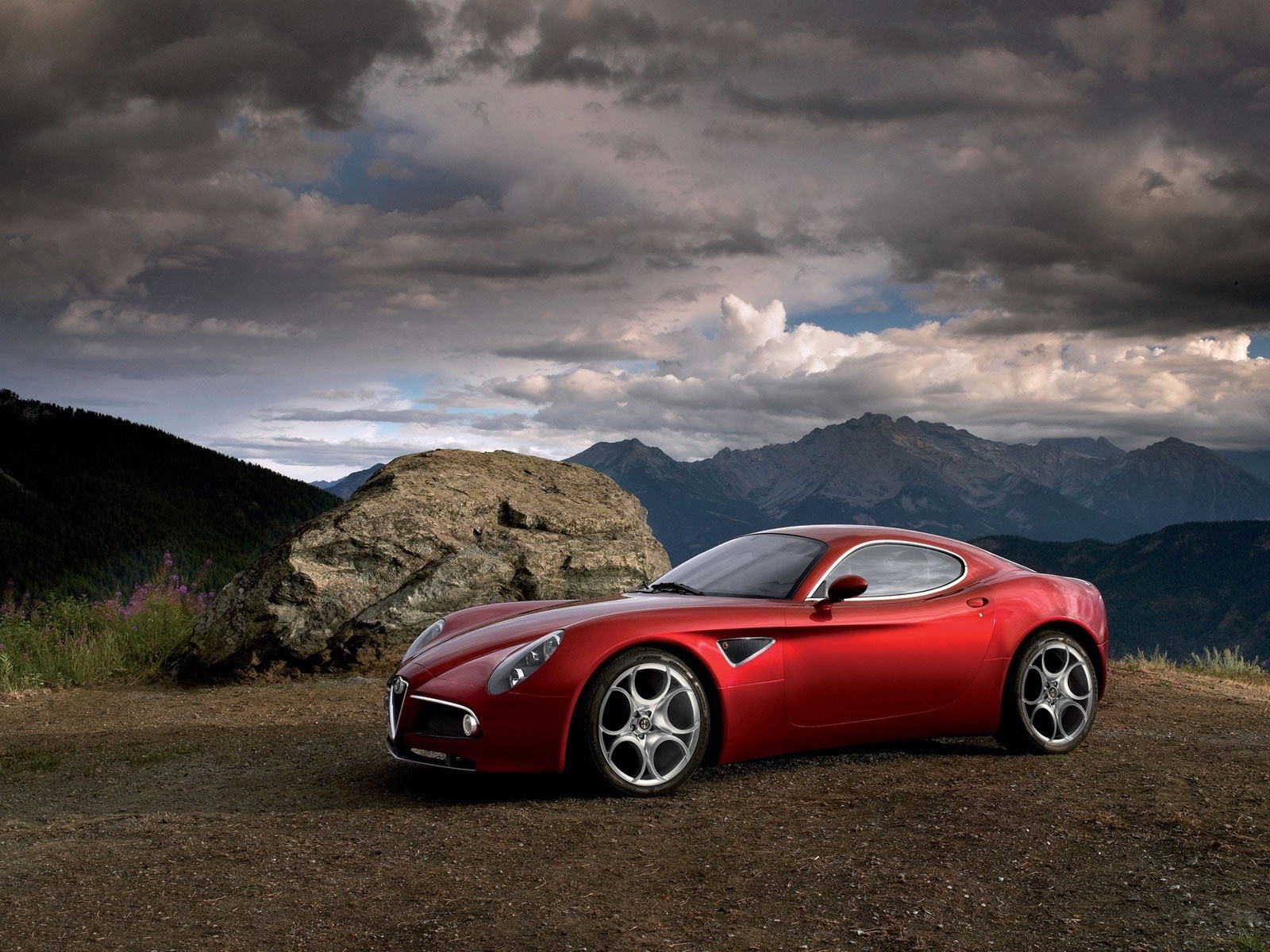 rouge auto nuages montagnes