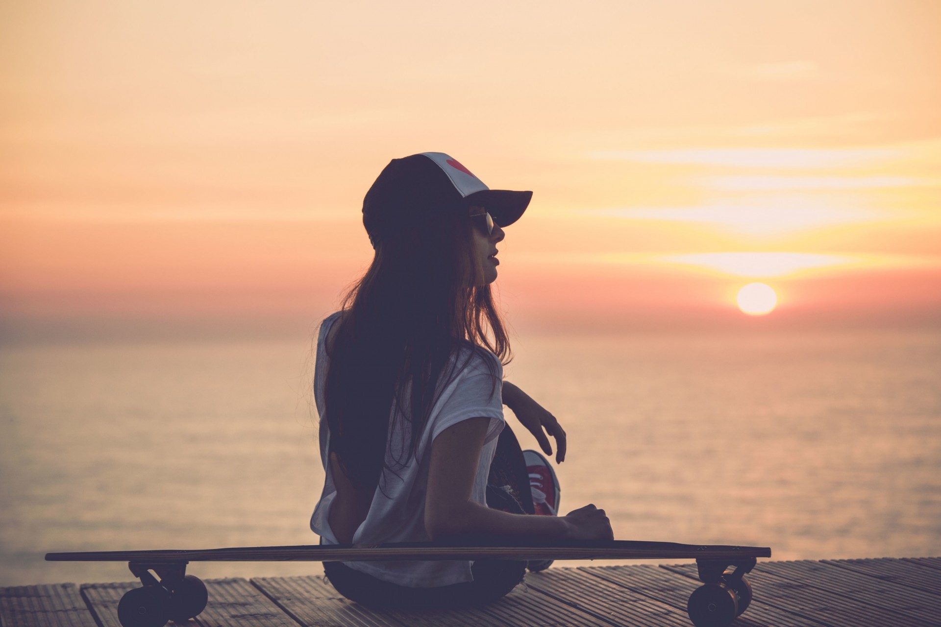 grand écran plein écran fille humeur planche à roulettes uniforme fond planche lunettes de soleil fond d écran soleil mer rivière coucher de soleil