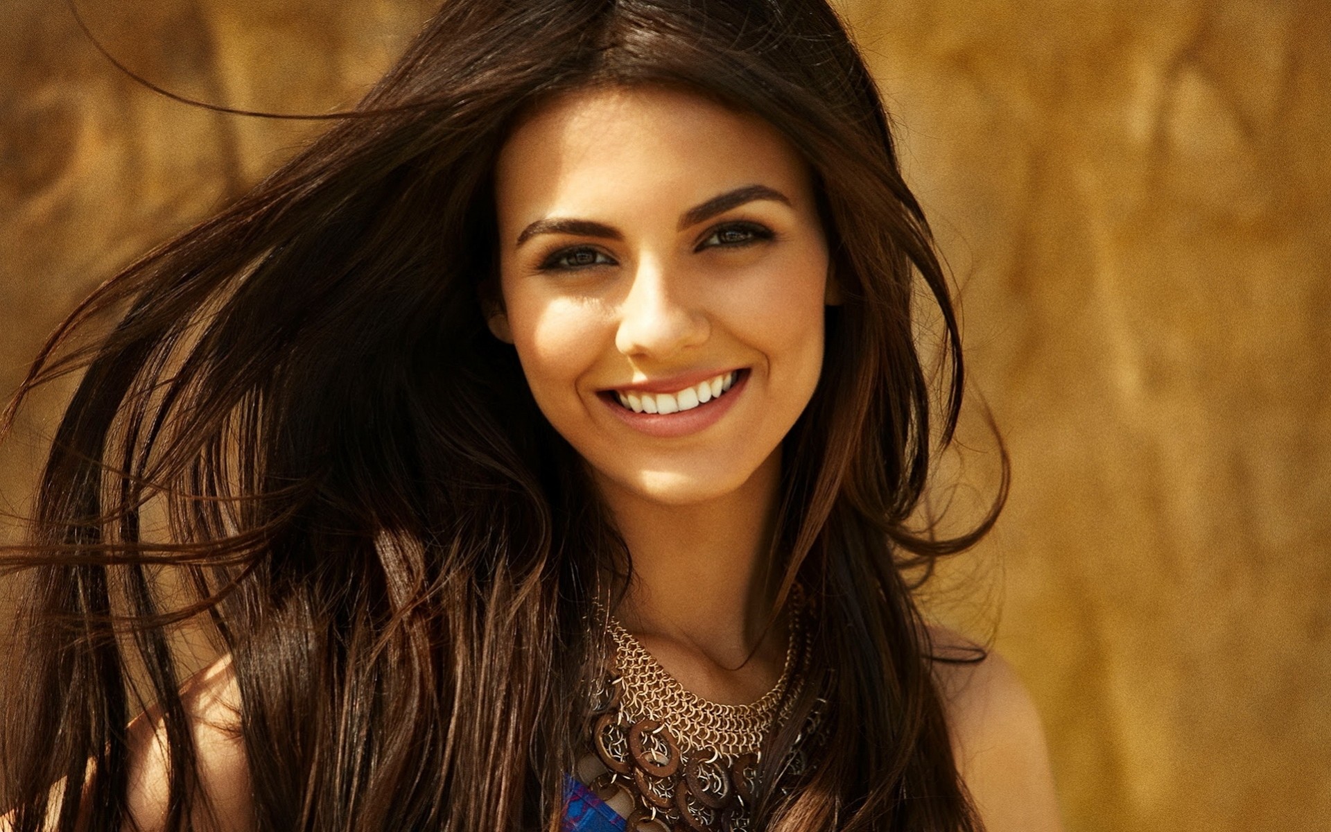 fille célébrité chanteur victoria justice caractère brunette portrait