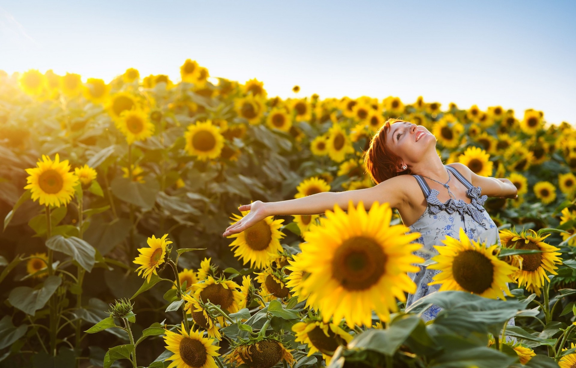 fiori positivo gioia ragazza umore widescreen sfondo felicità carta da parati cielo girasoli mani campo a schermo intero giallo girasole