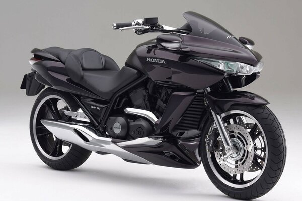 Moto noire avec des éléments argentés