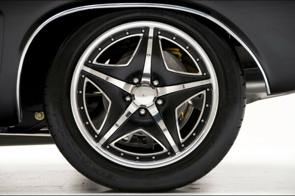 A car wheel. Side view. Dodge Challenger 1971. Che