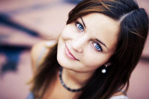 Hermosa chica con ojos azules y una sonrisa misteriosa