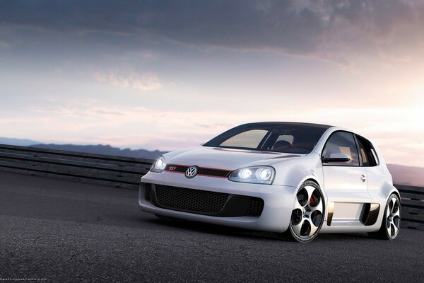 Volkswagen blanc sur fond de coucher de soleil