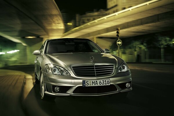 Un Mercedes gris recorre las calles nocturnas de la ciudad