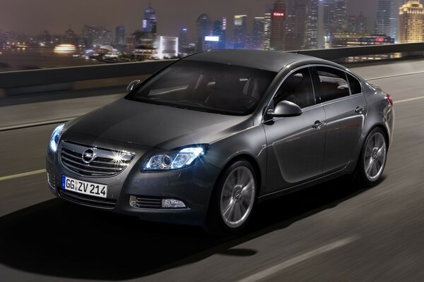 Opel a la velocidad en la carretera nocturna