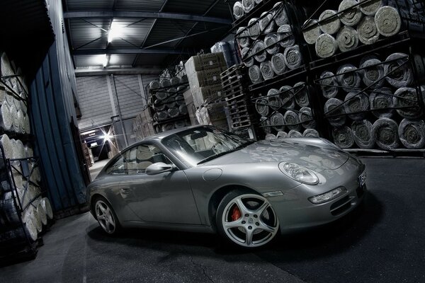 Dans l entrepôt parmi les marchandises caché Porsche argent