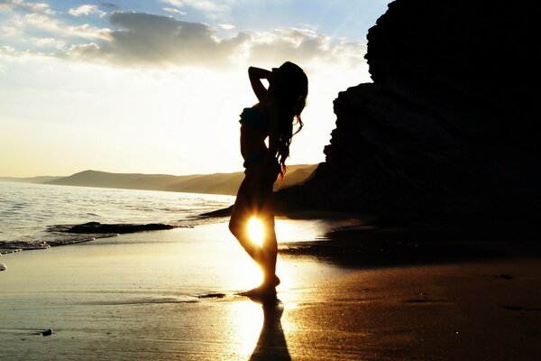 Model posiert am Meer , bei Sonnenuntergang