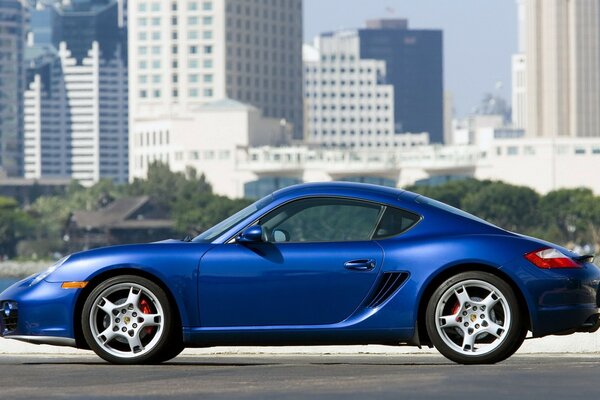 Der blaue Porsche GTS ist ein kleines und komfortables Auto für die Stadt